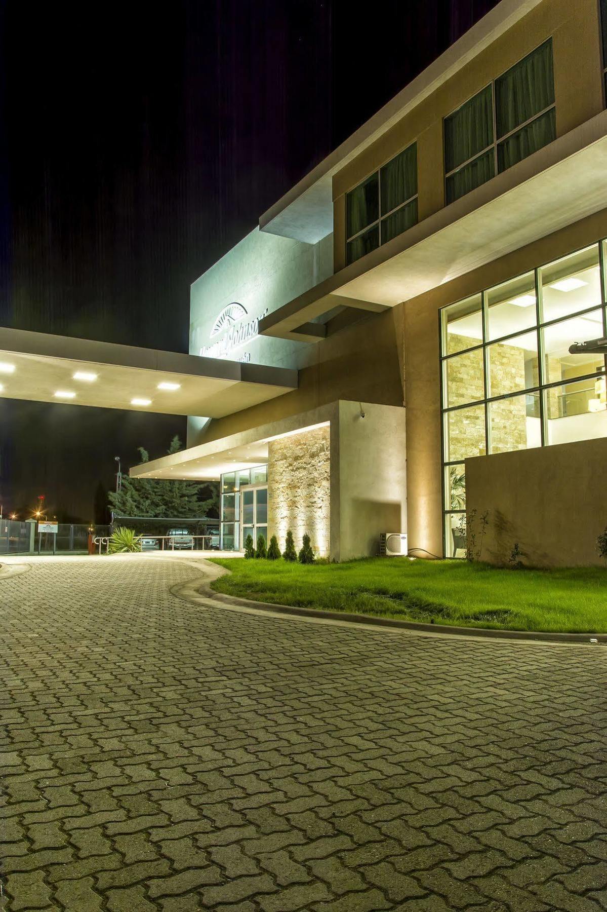 Howard Johnson Neuquén Esterno foto